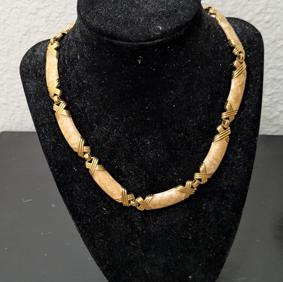 Vintage Monet Elegant Gold Tone Cream Enamel Necklace Choker - Picture 6 of 10